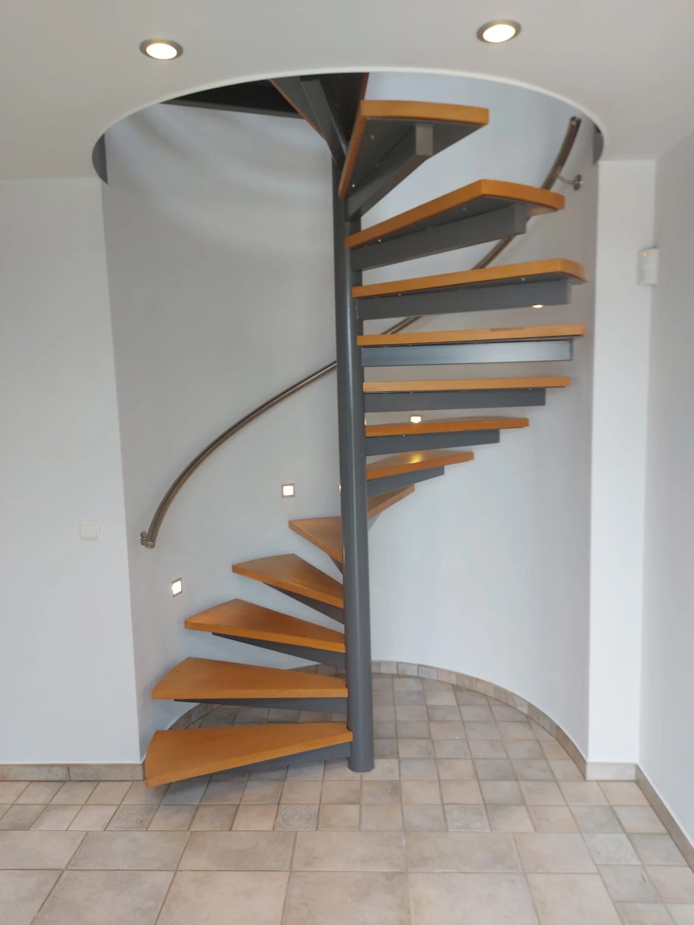 Escalier hélicoïdal à marches en bois