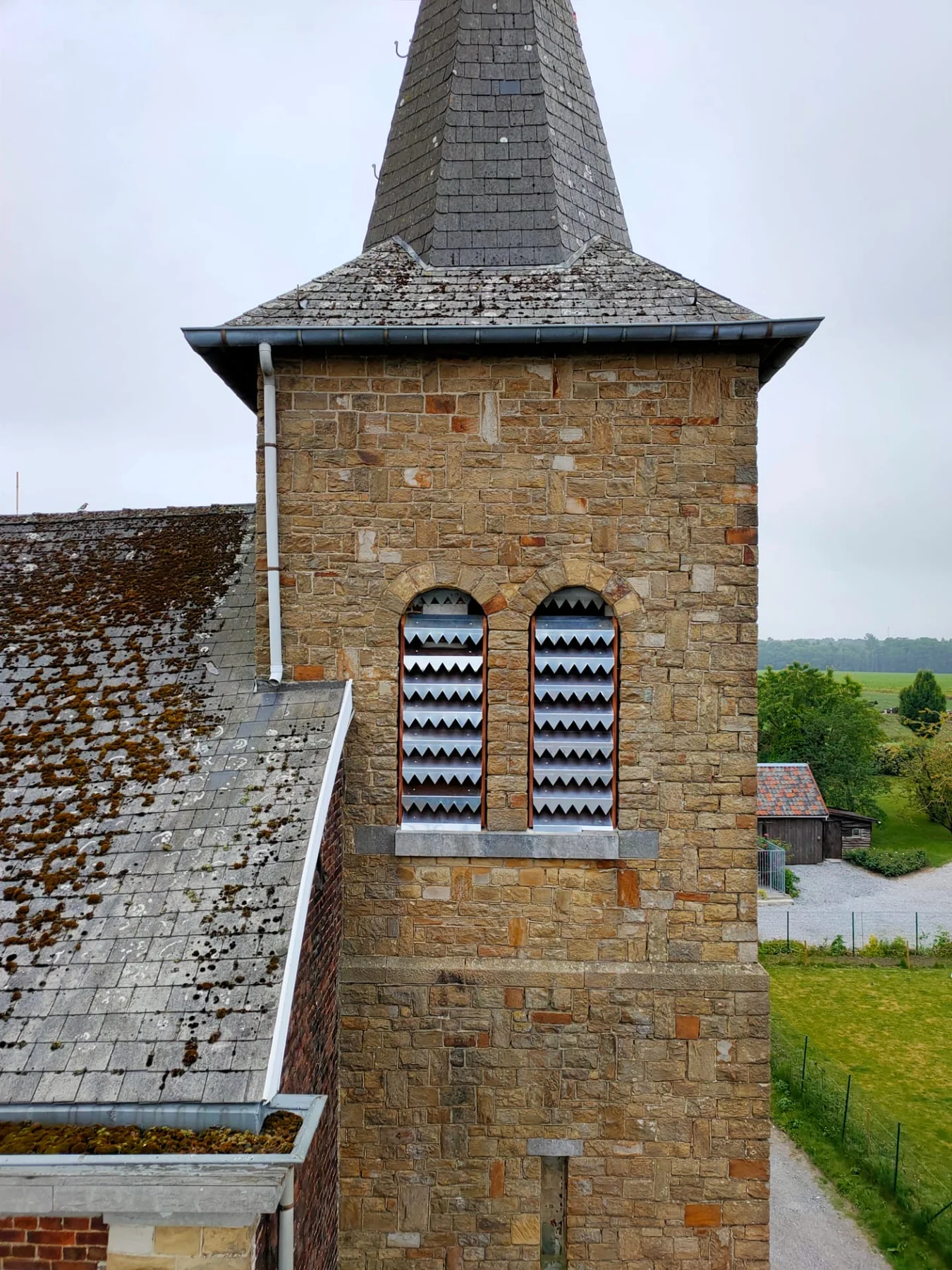 Vue d’ensemble d’un clocher et de ses ouvrages à lames